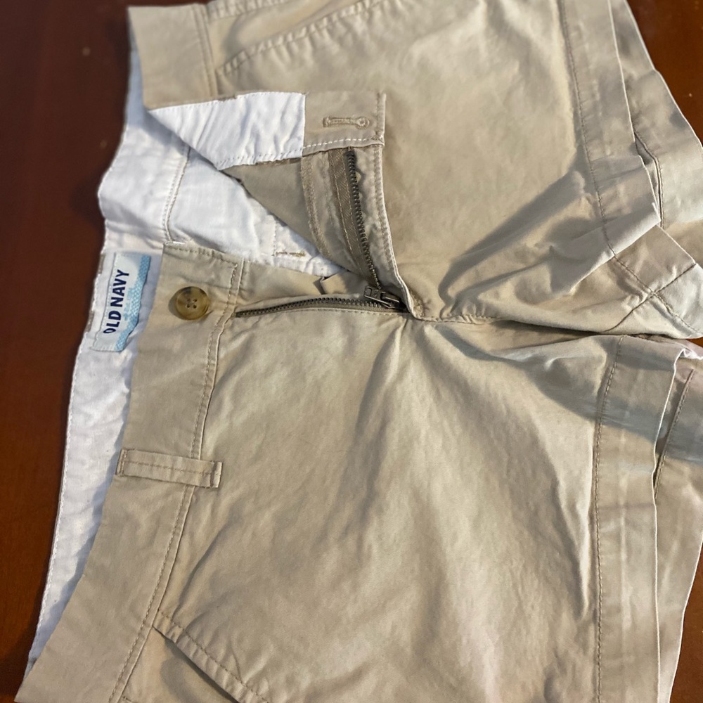 Like new khaki shorts. Old navy size 4.